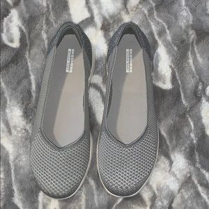 Skechers 7.5 goga mat shoes in gray & white